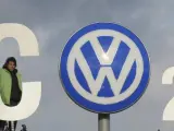 Un activista de Greenpeace protesta junto al logotipo de Volkswagen en la fábrica de Wolfsburgo (Alemania).