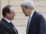 El presidente galo, François Hollande (i), saluda al secretario de Estado de EE UU, John Kerry.