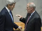 El secretario de Estado de los Estados Unidos, John Kerry, habla con el senador republicano por Indiana, Dan Coats.