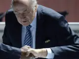 El presidente de la FIFA, Joseph S. Blatter, hace un gesto durante la celebración del 65º Congreso de la FIFA en el Hallen Stadium en Zúrich (Suiza).
