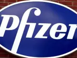 Combo de imágenes que muestra una foto del logo de la farmacéutica estadounidense Pfizer en Estocolmo (Suecia) (arriba) y el logotipo de la irlandesa Allergan (abajo).