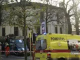 Efectivos de seguridad se despliegan en los alrededores de la Gran Mezquita de Bruselas para evacuarla tras encontrarse un sobre con polvos blancos que podrían ser ántrax.