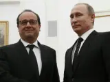 El presidente ruso, Vladímir Putin (d), saluda a su homólogo francés, François Hollande (i), durante su reunión en el Kremlin de Moscú, Rusia.