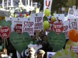 Vista de los participantes en la Marcha Mundial por el Clima, celebrada en Madrid para exigir a los líderes mundiales un acuerdo justo, ambicioso y vinculante en la cumbre del clima de París.
