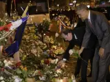 El presidente de los EE UU Barack Obama y el presidente francés Francois Hollande rinden homenaje a las víctimas de los atentados de noviembre en París visitando la discoteca Bataclan, uno de los lugares donde se produjo la masacre.