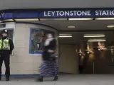 Un policía hace guardia ante la entrada de la estación de Metro de Leytonstone, en Londres.
