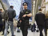 Un policía armado vigila la estación de St. Pancras en Londres (Reino Unido).