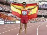 Miguel Ángel López celebra el oro conseguido en los 20 km marcha en Pekín.
