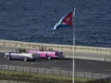 Una bandera cubana ondea junto al Malecón en La Habana.