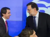 Mariano Rajoy (d) saluda al expresidente del Gobierno José María Aznar, en una imagen de archivo.