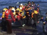 Llegada de refugiados en pateras a las costas de la isla de Lesbos, en Grecia.