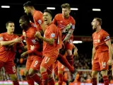 Los jugadores del Liverpool FC celebran el gol de Christian Benteke ante el Leicester.