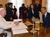 El papa Francisco (i) charla con el presidente estadounidense, Barack Obama, durante una reunión celebrada en la Ciudad del Vaticano.