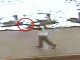 Captura de un vídeo hecho público por el departamento de Policía de Cleveland (EE UU), en la que aparece el niño de 12 años Tamir E. Rice sosteniendo una pistola de aire comprimido en un parque, antes de ser abatido por agentes policiales, en noviembre de 2014.