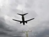 Un Boeing 737 de la aerol&iacute;nea SAS despega del aeropuerto Arlanda, al norte de Estocolmo, Suecia.