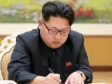 Fotografía sin fecha publicada por la agencia North Korean Central (KCNA) y proporcionada por la agencia Yonhap, muestra al líder norcoreano Kim Jong-un durante la firma de la orden para la prueba de la bomba de hidrógeno.