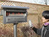 Un empleado mide los niveles de radiación en Corea del Sur después de que Corea del Norte anunciase su primera prueba con una bomba nuclear de hidrógeno.