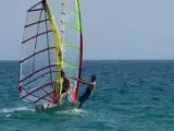 Dos personas realizando windsurf, en una imagen de archivo.