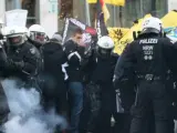Un petardo explota cerca de los policías que intentan disolver la marcha convocada por Pegida y por la formación ultraderechista Pro Köln.