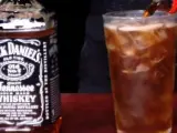 Imagen de la preparación de un Jack Daniel's con Cola-Cola.
