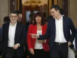 El secretario general de los socialistas, Pedro Sánchez (dcha), acompañado de la presidenta del partido, Micaela Navarro, y el secretario de Acción Política, Patxi López.