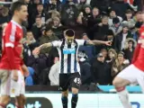 Mitrovic celebra su gol ante Ander Herrera y Rooney en el Newcastle - Manchester United.