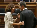Los diputados Irene Lozano (PSOE) y Toni Cantó (Ciudadanos) conversan en el hemiciclo del Congreso.