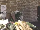 Flores y mensajes en honor de la memoria del actor Alan Rickman en el andén 9 y ¾ de la estación de King's Cross, en Londres.