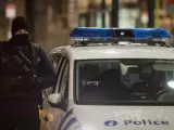 Un agente de la Policía belga vigila una calle del centro de Bruselas en el marco de la operación contra el terrorismo que tiene abierta contra el terrorismo yihadista.