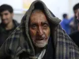 Un hombre recibe tratamiento médico tras resultar herido durante los bombardeos del gobierno en el principal bastión rebelde en Duma (Siria).