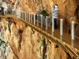 El Caminito del Rey, en Málaga, ha estado cerrado durante más de 15 años debido a su peligrosidad. Construido en paredes de un desfiladero a más de 100 metros de altura entre Álora y Ardales, ha sido considerado durante lustros el sendero más peligroso del mundo.