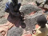 El cobalto se extrae de forma manual en las minas del Congo y a menudo participan en el trabajo menores.
