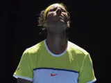 El tenista español Rafael Nadal lamenta una mala jugada ante su compatriota Fernando Verdasco.