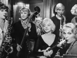 En esta comedia de Billy Wilder, los dos famosos actores interpretan a dos buscavidas, perseguidos por la mafia, que deciden vestirse de mujeres y tocar en una orquesta femenina para no ser descubiertos.