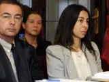 La agente de policía, Raquel Gago (d), y Monserrat González (c), autora confesa del crimen, durante la declaración de la tercera acusada Triana Martínez.
