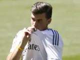 Bale besa el escudo en su presentación con el Real Madrid.
