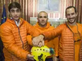 Los tres bomberos sevillanos miembros de la ONG Proem-Aid que fueron detenidos, encerrados y enjuiciados en Lesbos (Grecia) mientras rescataban a refugiados en el mar, Enrique Rodriguez (i), Manuel Blanco (c) y Julio Latorre, a su llegada al ayuntamiento de Sevilla.