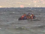 Una embarcación con refugiados llega a las costas de Lesbos, en una imagen de archivo.