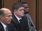 El agente de policía Michael Brelo (en el centro), durante el juicio en el que es declarado no culpable por las muertes de dos hombres negros en Cleveland, EE UU.