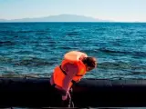 Las familias sirias cruzan los 10 kilómetros que separan las costas turcas en lanchas neumáticas que muchas veces están sobrecargadas. Los naufragios son frecuentes en este tramo. Desde la muerte del pequeño Aylan Kurdi, hace unos meses, más de 150 niños han muerto ahogados en el mar Egeo.