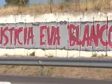 Grafiti en el que se pide justicia para Eva Blanco a la entrada de Algete, Madrid, donde vivía la joven.