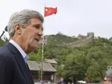 El secretario de Estado estadounidense, John Kerry, en una de sus visitas a país chino frente a la Gran Muralla.