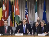 El secretario de estado estadounidense, John Kerry (centro), y el ministro italiano de Exteriores, Paolo Gentiloni (dcha), asisten a la reunión de la coalición internacional contra Estado Islámico en Roma (Italia).