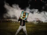Un partidario de Gadafi sostiene un retrato del dictador tras un acto para periodistas extranjeros después de la victoria parcial de las fuerzas gubernamentales en Zawiyah, una de las ciudades