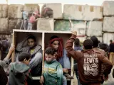 Jovenes se refugian durante las protestas de la plaza Tahrir de El Cairo en enero de 2013