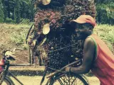 Un hombre de Burundi transporta frutas hacia un mercado
