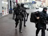 Varios policías alemanes tras un registro en Hannover.
