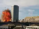 Imagen de la explosión de un autobús de dos pisos en Londres durante el rodaje de una película de Jackie Chan.