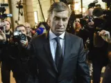 El exministro de Hacienda francés Jérôme Cahuzac llega al tribunal de París donde se celebra su juicio por supuesta evansión de impuestos a través de cuentas bancarias en paraísos fiscales, en París (Francia).