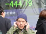 Un hombre en la Bolsa de Tokio, donde el Nikkei ha caído más de un 6% en su primera jornada tras el terremoto.